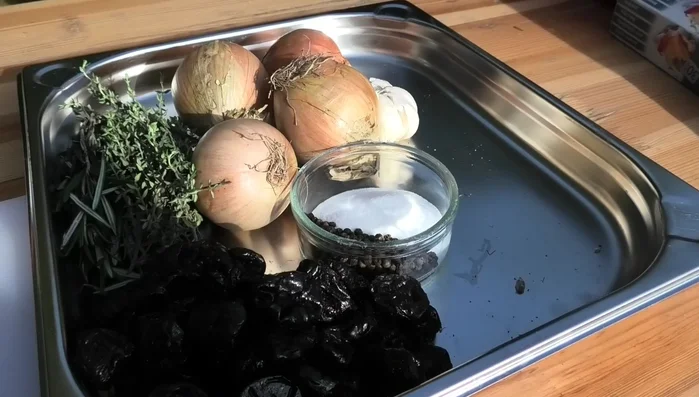 Kürbisse aushöhlen und das Fruchtfleisch mit Kernen beiseite stellen (120.179). Kürbisse mit Salz und Pfeffer würzen (426.21).