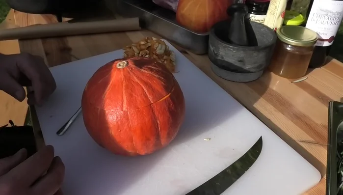 Gefüllte Kürbisse für ca. 40 Minuten auf dem Grill garen (194).