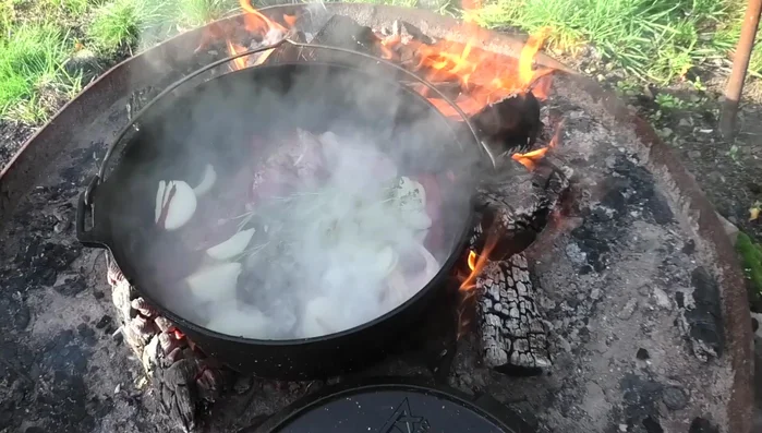 Dutch Oven ca. 2-3 Stunden im Ofen schmoren. Indirekte Hitze verwenden (362.03).