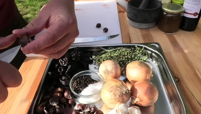 Wildschweinhaxe und Rehhxe kreuzförmig einschneiden und auf dem Smoker/Grill für ca. 20 Minuten rösten (60.16)