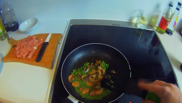 Weißwein hinzufügen und köcheln lassen. (132.01)