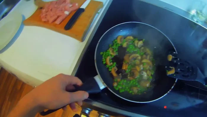 Fleisch mit Salz und Pfeffer würzen. (188.62)