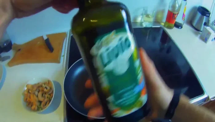 Pfanne mit Olivenöl erhitzen. (28.38)