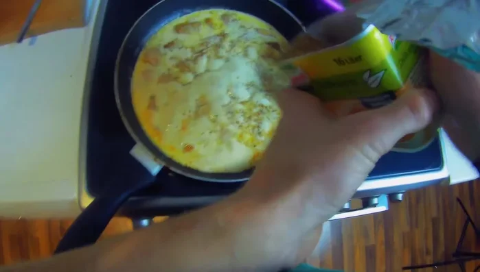 Balsamico Essig hinzufügen. (305.71)