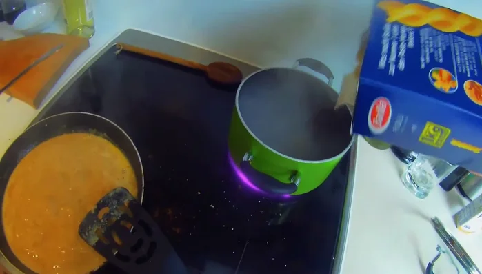 Speisestärke mit etwas Wasser anrühren und in die Sauce einrühren, um sie zu binden. (352.18)