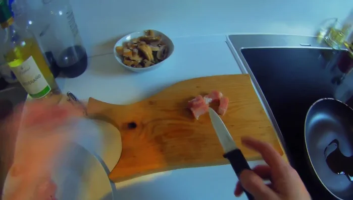 Schweinefilet in kleine Stücke schneiden und in die heiße Pfanne geben. (37.2)