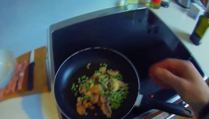 Gehackte Champignons und Erbsen hinzufügen. (65.3)