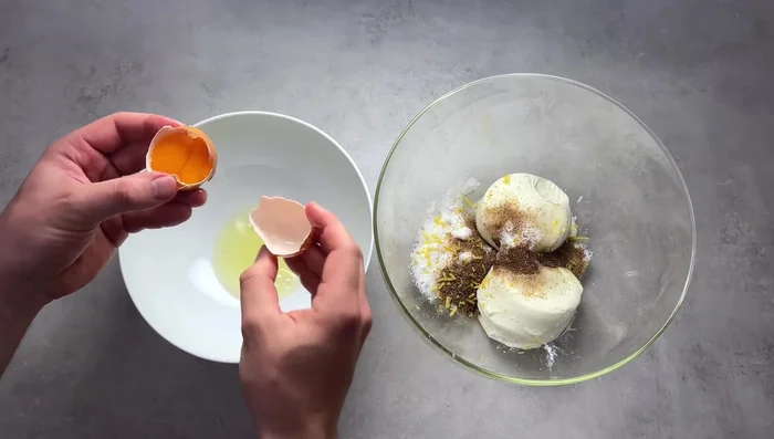 Eiklar vom Eigelb trennen und Eiklar zu Schnee schlagen.