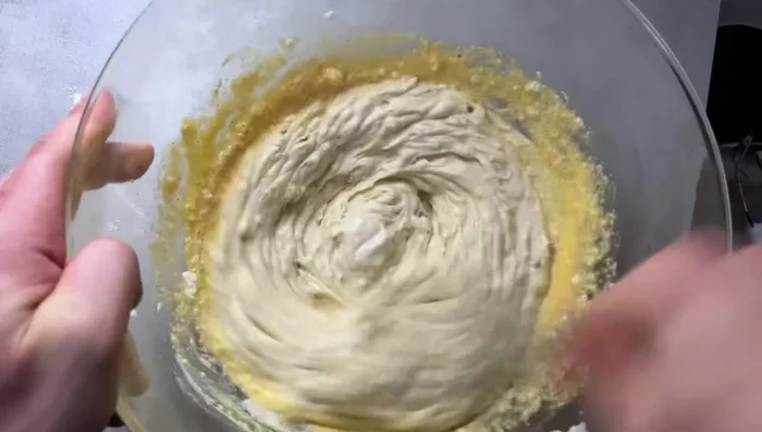 Eigelb und Topfenmasse vermischen, dann den Eischnee vorsichtig unterheben.