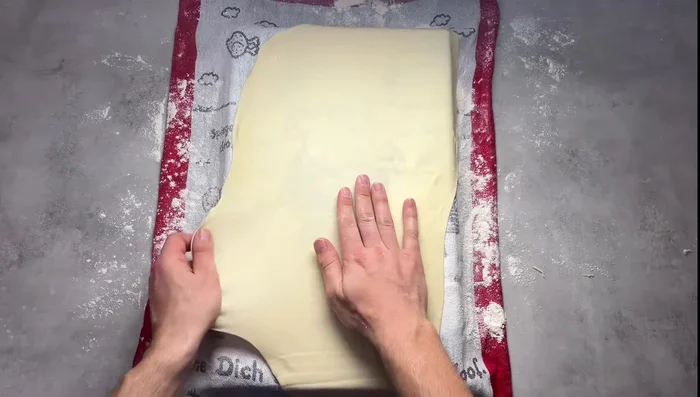 Den Teig dünn ausrollen.