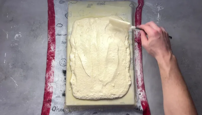 Die Füllung auf den Teig geben (5cm Rand lassen).