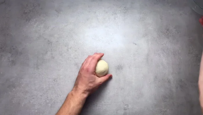 Den Teig für mindestens 30 Minuten ruhen lassen, mit etwas Rapsöl beträufeln, damit er nicht austrocknet.