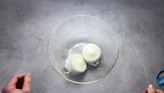 Für die Füllung 500g Topfen (oder Quark), 80g Zucker, 1 EL Vanillezucker, die abgeriebene Schale einer halben Zitrone vermischen.