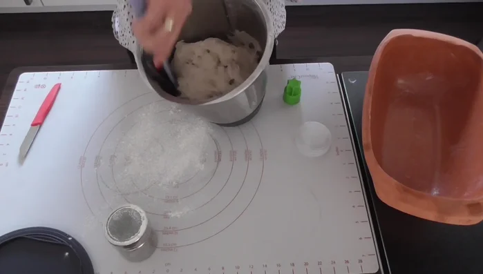 Teig kurz auf Stufe 4 im Thermomix durchkneten.