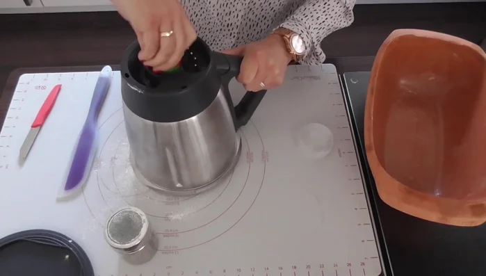 Teig aus dem Mixtopf nehmen, leicht formen und in einen eingefetteten Römertopf geben. (Optional: Kürbiskerne oben drauf streuen)