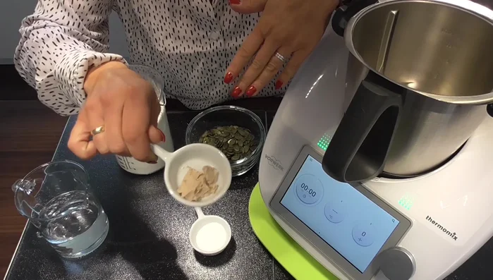 Hefe (5g) und Wasser (300g) im Mixtopf verrühren. 37°C, Stufe 1.