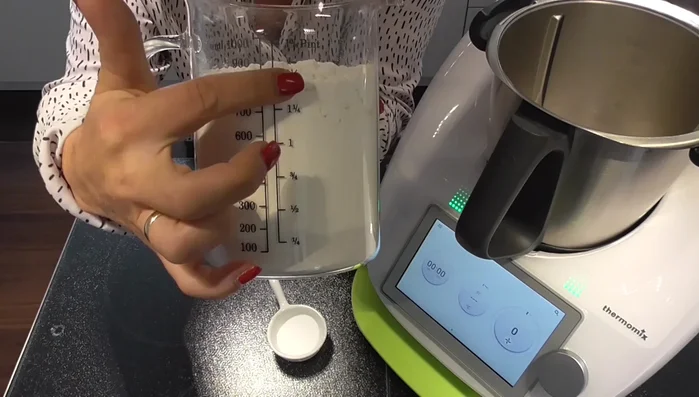 Mehle (Weizen 405, Dinkel 630, Roggen) und Salz hinzufügen. 5 Minuten kneten. In der letzten Minute die Hefe oben drauf geben.