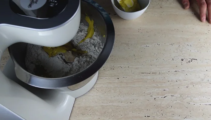 Teig mit einem Knethaken (optional) 5 Minuten auf Stufe 1, dann 5 Minuten auf Stufe 2 kneten. Eine schöne, geschmeidige Konsistenz sollte entstehen.