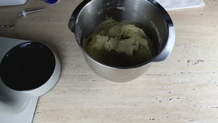 Teig zudecken und 3-4 Stunden ruhen lassen (mit Hefe 40 Minuten bis 1 Stunde).