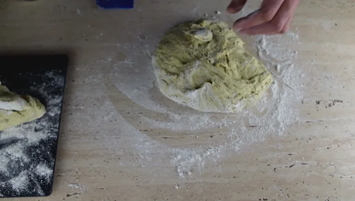 Teig auf einer leicht bemehlten Fläche in 8 Stücke teilen.