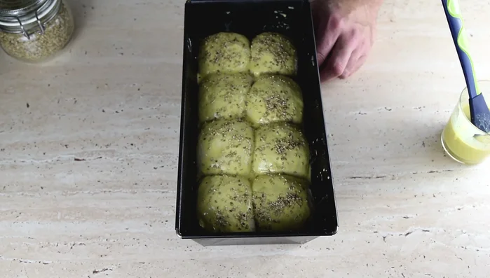 Backofen auf 240°C Ober-/Unterhitze vorheizen. Brot ca. 10 Minuten backen, dann Temperatur auf 180°C reduzieren und weitere 35 Minuten backen.