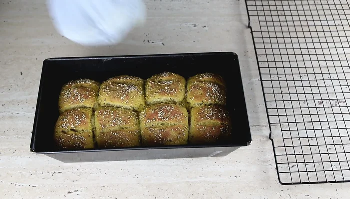 Brot aus dem Ofen nehmen und vollständig auskühlen lassen.