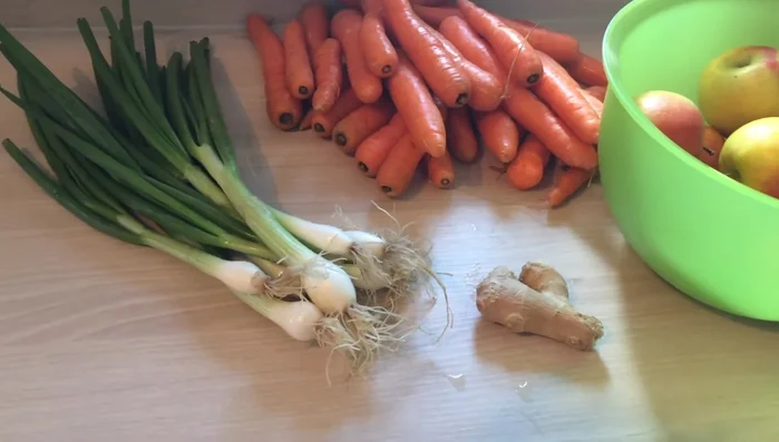 Karotten putzen, in vierteln teilen und klein schneiden. Frühlingszwiebeln putzen, Wurzeln und einen Teil des dunkelgrünen Stengels entfernen, in Rädchen schneiden.