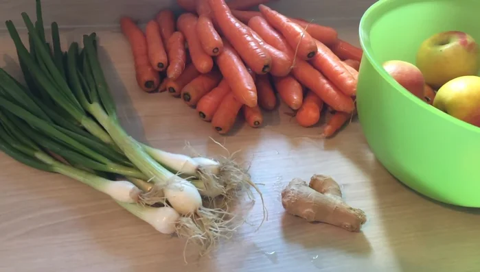 Karotten, Frühlingszwiebeln, Äpfel und Ingwer in einer großen Schüssel vermengen.