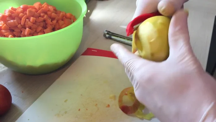 Äpfel waschen, Kerngehäuse entfernen, halbieren und in dünne Scheiben schneiden.
