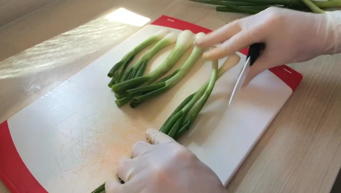 Ingwer schälen und fein reiben.