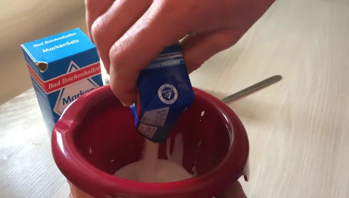 Sahne-Würzmischung zubereiten: Schmand, Sahne, Salz, Pfeffer und Currypulver verrühren.