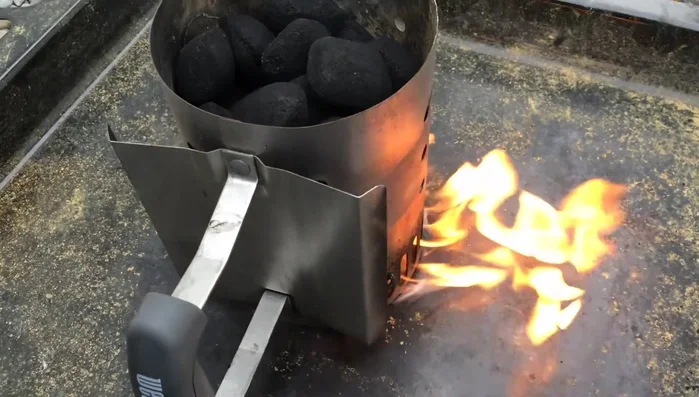 Briketts durchglühen (31 Stück für 14 Zoll Dutch Oven, ca. 165-170°C).