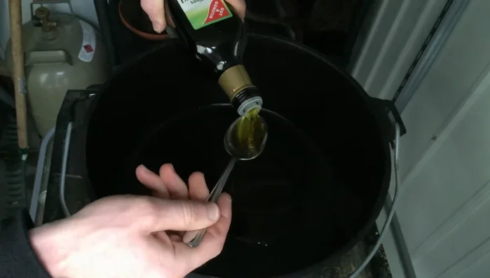 Olivenöl in den Dutch Oven geben. Schweinenuss anbraten.