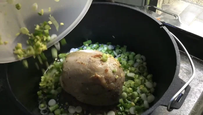 Gemüsemischung zum Fleisch geben und anschwitzen. Kerntemperaturmesser einstechen.