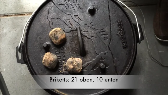 Briketts umverteilen (21 auf dem Deckel, 10 kreisförmig darunter). Bei hoher und niedriger Hitze köcheln/garen, bis die Kerntemperatur des Fleisches 70°C erreicht hat (ca. 2,5 Stunden).