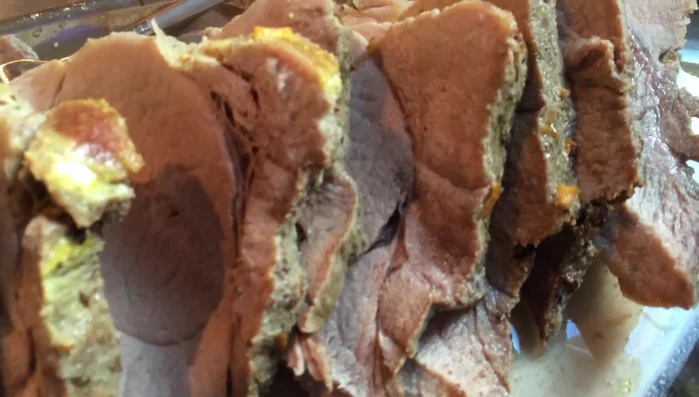 Vom Herd nehmen, 5 Minuten ruhen lassen, in Scheiben schneiden und mit der Gemüse-Apfel-Mischung servieren.