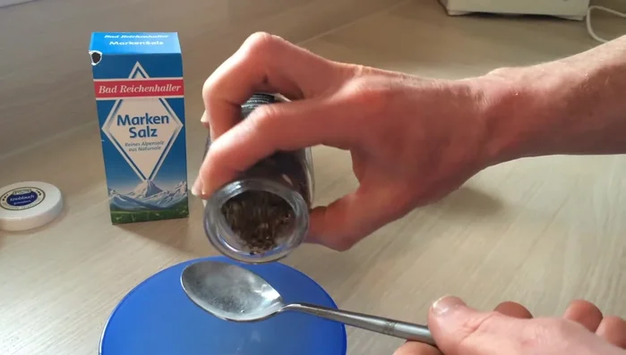 Gewürzmischung für das Fleisch vorbereiten: Salz, Pfeffer und Knoblauchgranulat vermischen.