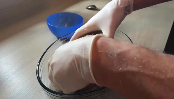 Schweinenuss rundum mit der Gewürzmischung einreiben und bei Zimmertemperatur ziehen lassen.