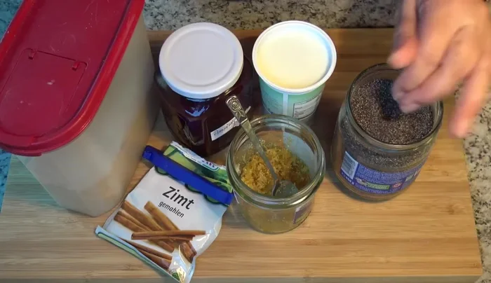 Für die Mohnfülle: Mohn, Zucker, Milch, Zitronenschale und Zimt verrühren. Falls zu dünn, Semmelbrösel oder Lebkuchengewürz zugeben. [336.389]