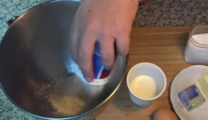 2-3 Minuten auf niedriger, dann 5-6 Minuten auf höherer Stufe kneten. (Handmixer: ähnlich verfahren). [71.689]