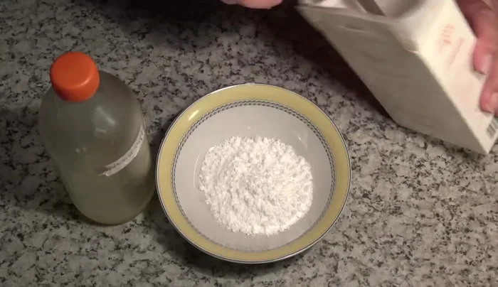 Für die Zitronenglasur: Zucker und Zitronensaft verrühren. [805.95]