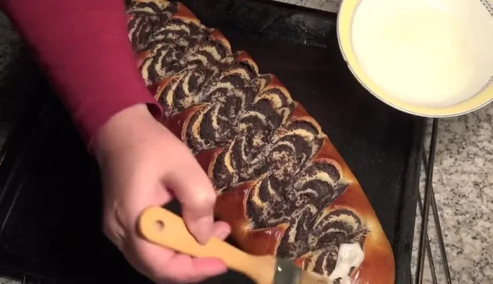 Heissen Strudel mit Zitronenglasur bestreichen und abkühlen lassen. [863.99]