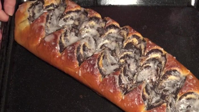 Zutaten auf Zimmertemperatur bringen. Mehl, Hefe, Zucker, Butter, Milch, Salz und Zitronenschale in die Küchenmaschine geben (oder mit dem Handmixer verrühren). [1.31]