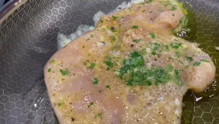 Schnitzel in heißer Pfanne mit Olivenöl goldbraun braten (114.31, 118.2).