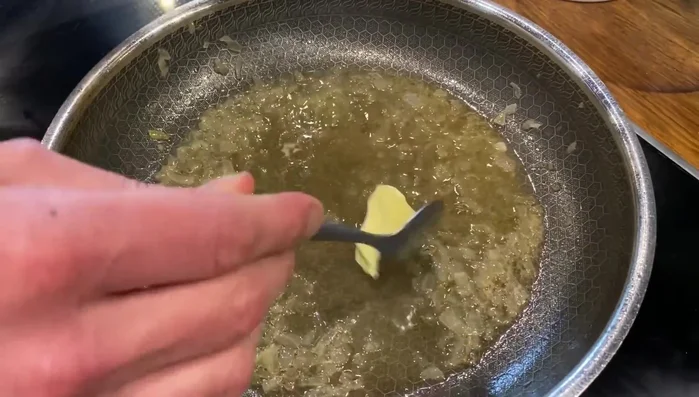 Brühe, restliche Petersilie, und mehr Butter hinzufügen (199.15, 206.15, 208.82, 211.19). Mit Salz und Pfeffer abschmecken (240.32).