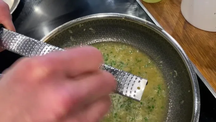 Frisch geriebenen Knoblauch unterrühren (223.46).