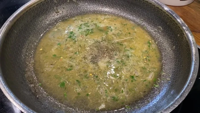 Die Schnitzel wieder in die Sauce geben und kurz aufkochen lassen (242.75, 252.99, 259.26).