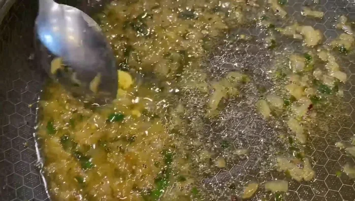 Mit etwas Butter und Petersilie garnieren (265.43).