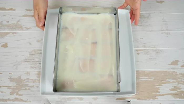 Kuchen kurz in den Kühlschrank stellen.