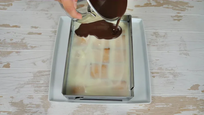 Schokosauce über den Kuchen geben.